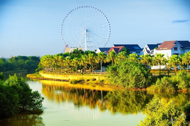 “Vòng quay mặt trời - Sun Wheel” nằm trong một quần thể kiến trúc kết hợp giữa hiện đại và nét giao thoa văn hóa giữa Việt Nam và các nước Á Châu được thiết kế bởi bàn tay tài hoa của kiến trúc sư Bill Bensley, người đã kiến tạo nên tuyệt tác thiên đường nghỉ dưỡng InterContinental Danang Sun Peninsula Resort.