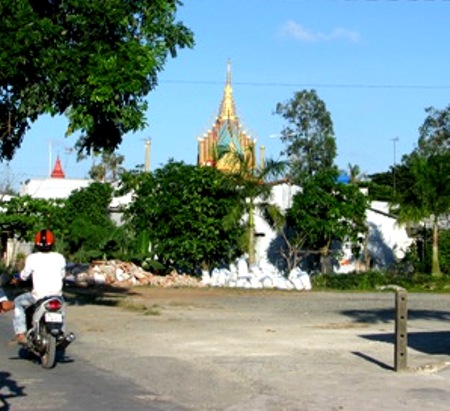 Đỉnh chùa Ghositaram nhìn từ xa.