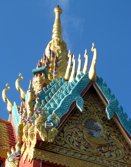 ...với những hoa văn, kiến trúc hình cong đặc trưng văn hóa Khmer.