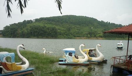 Khu du lịch Hồ Tiên Sa có diện tích150ha, độ cao từ 65m đến 400m so với mặt nước biển
