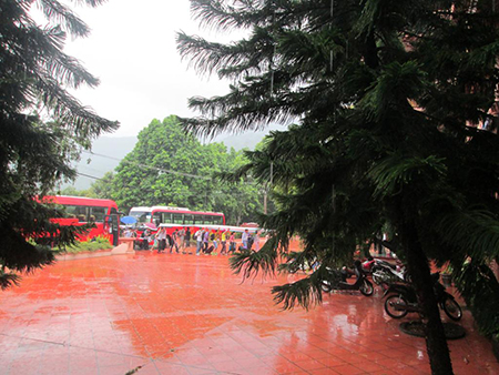 Cách Hà Nội chỉ 1h chạy xe nên Hồ Tiên Sa thu hút khách du lịch vào những dịp cuối tuần và ngày lễ