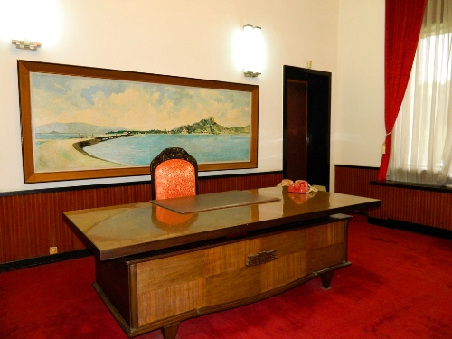 Phòng làm việc của tổng thống, ở sau bàn làm việc là bức tranh “Cầu Tri Thủy” ở cảng biển Ninh Chử.